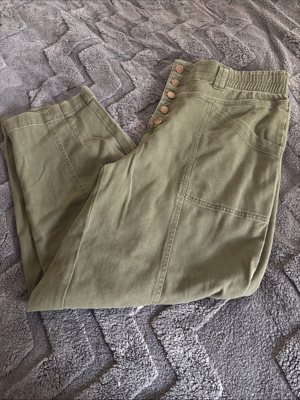 Knox Rose women’s Olive Cargo Pants with Button Detail